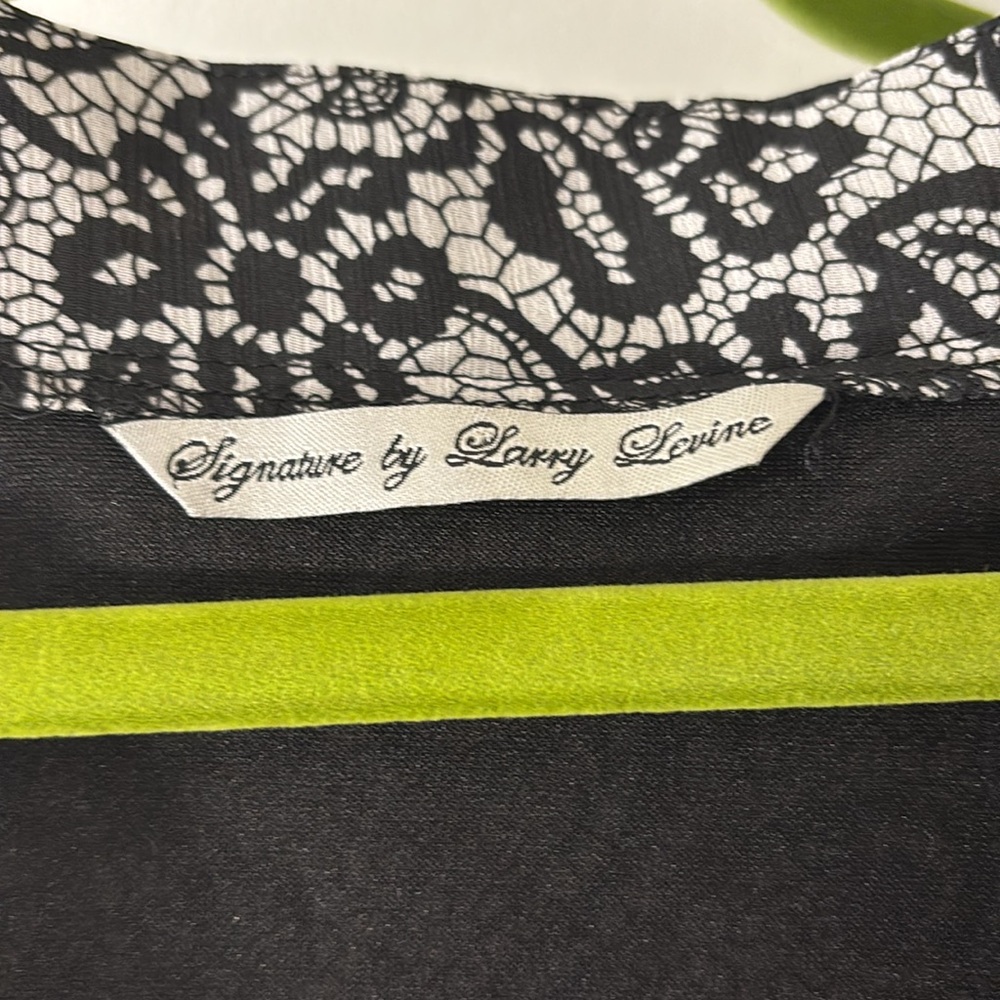 Signature by Larry Levine sleeveless handkerchief
Top size small - Picture 2 of 3